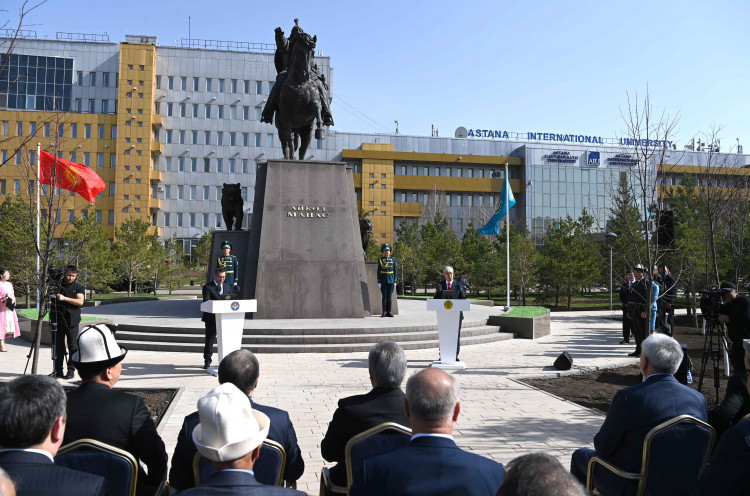 Президенты Казахстана и Кыргызстана приняли участие в церемонии открытия памятника Айкол Манасу