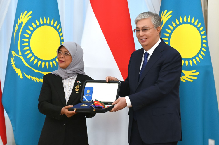 Kassym-Jomart Tokayev awarded President of Singapore Halimah Yacob with the  Order Dostyk of I degree